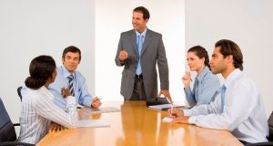 Siapa yang Harus Berada di Tim Penjualan Bisnis Anda