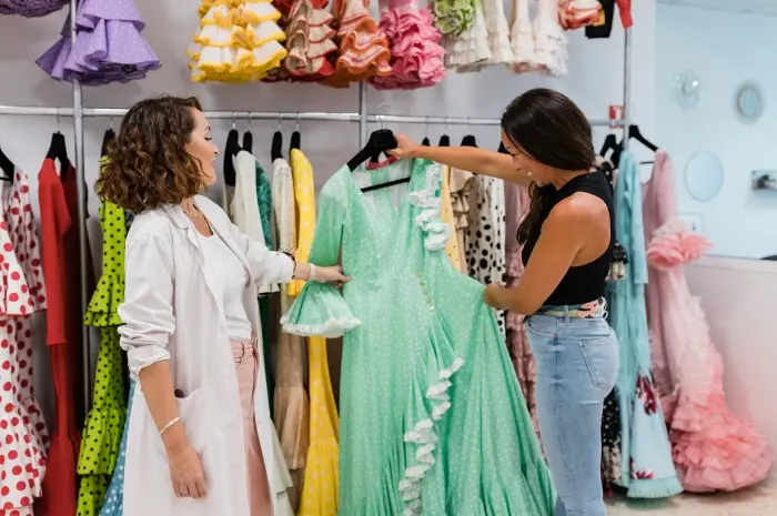 Cara Memilih Gaun yang Tepat untuk Orang dengan Lengan Besar