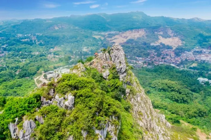 Destinasi Wisata Alam Menakjubkan di Jawa Barat yang Harus Kamu Kunjungi